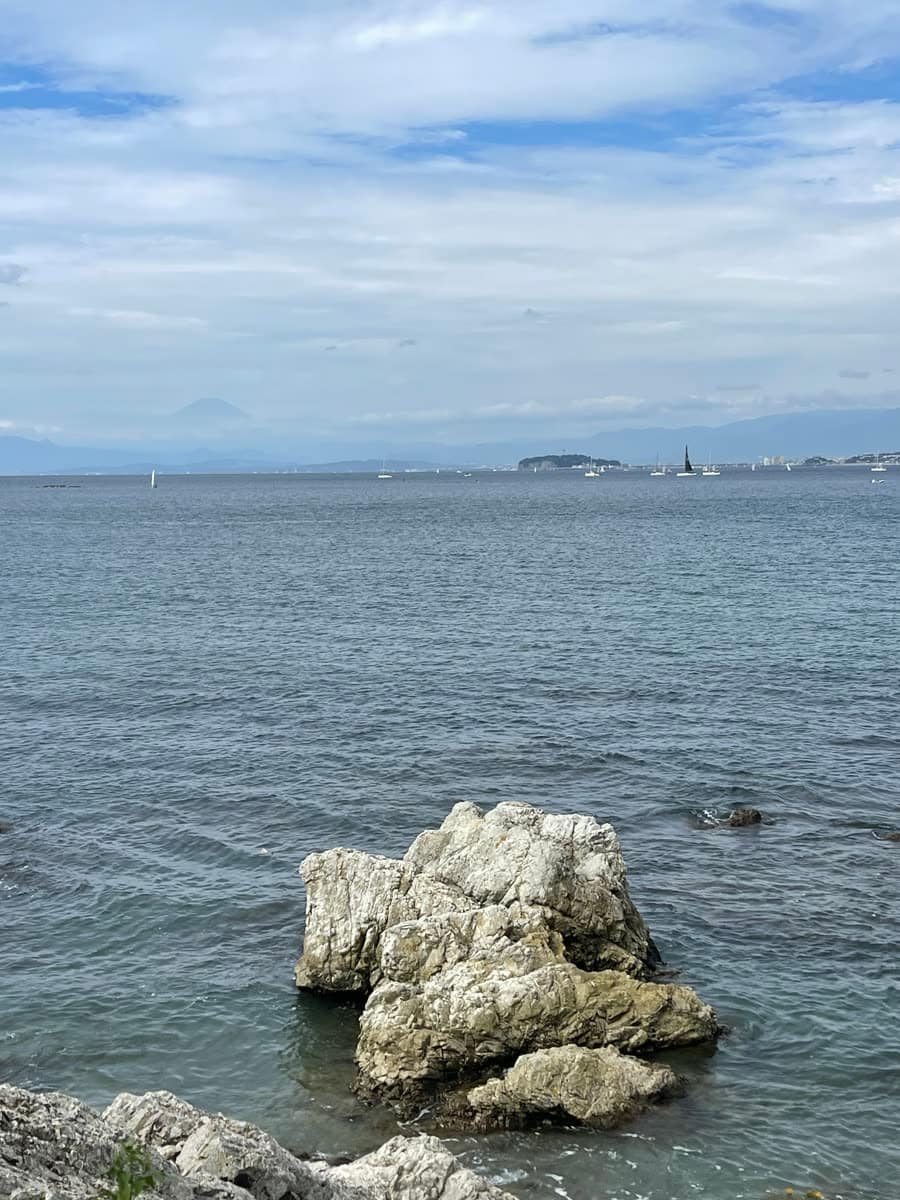 森戸海岸の岩と海