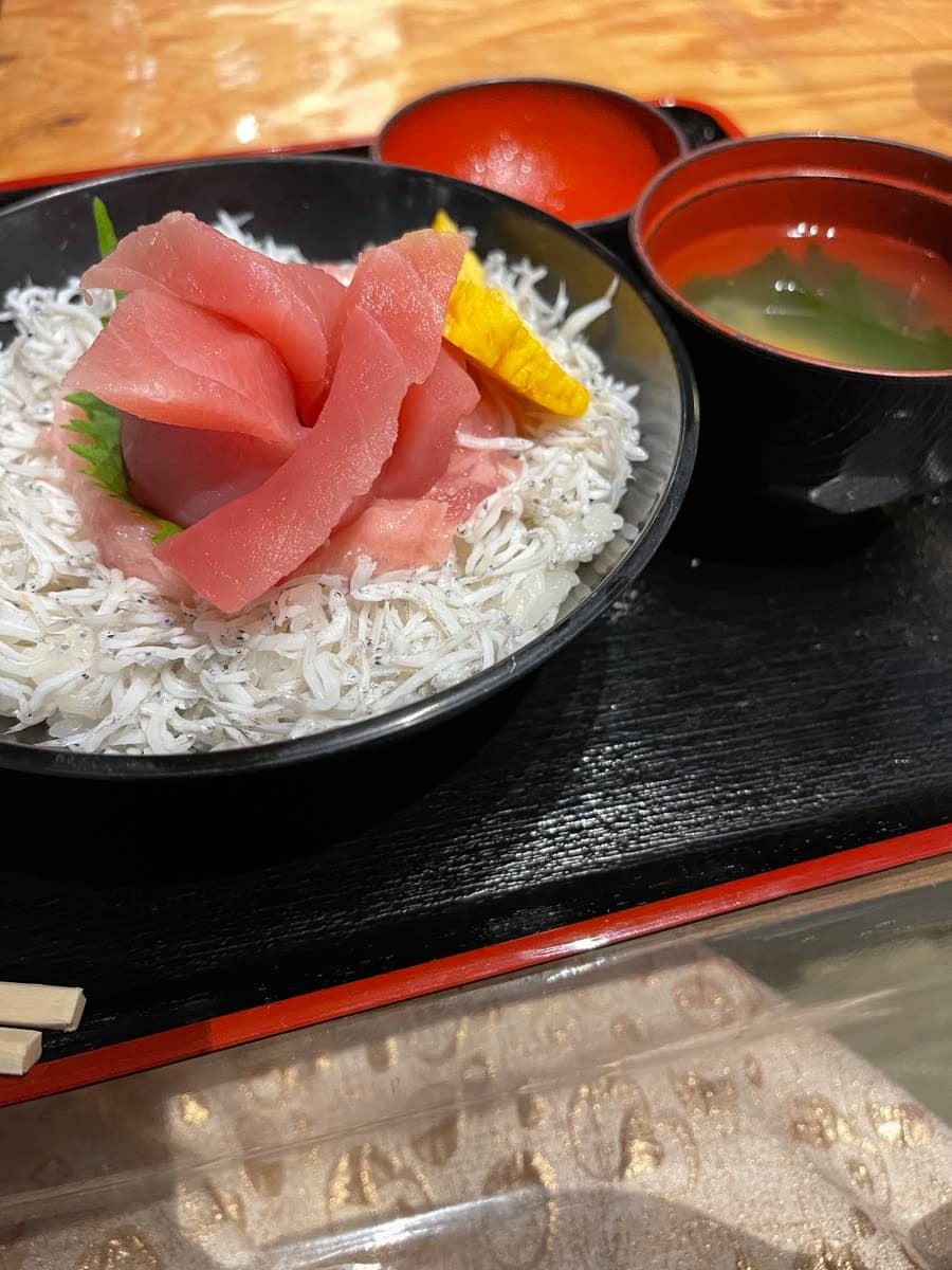 マグロとしらすの丼